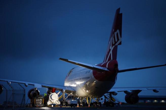 維珍軌道公司（Virgin Orbit）計劃明天在康瓦爾（Cornwall）一個新太空港，從安裝在改裝波音747機翼下的LauncherOne火箭發射9顆衛星。（圖/ 路透社）