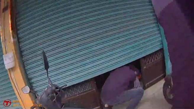 警方钻洞攻坚逮人。（翻摄照片／崔正纲高雄传真）