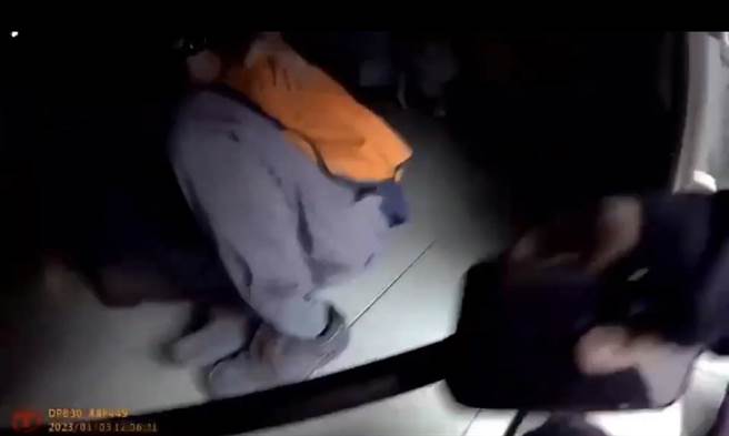 警方钻洞后将正离去的药脚压制逮捕。（翻摄照片／崔正纲高雄传真）