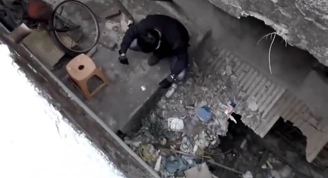 队长将吴姓药头丢弃于防火巷的毒品捡回。（翻摄照片／崔正纲高雄传真）