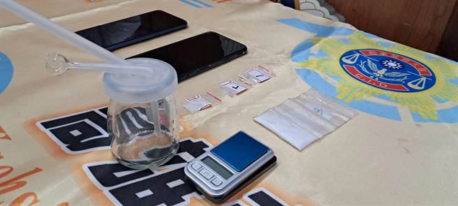 警方共查获4包共5公克海洛因、针头、电子磅秤等证物。（翻摄照片／崔正纲高雄传真）