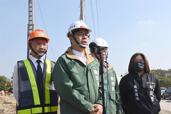 对于民进党三连败，代理主席陈其迈（前）9日说会持续检讨。（林瑞益摄）