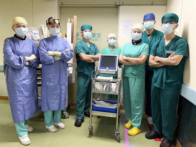澄清医院中港院区心臟外科主任吴慧中表示，该院从2022年7月开始将叶克膜战车开进急诊，遇紧急需求5分钟内就可移动ECPR。（澄清清医院提供／冯惠宜台中传真）