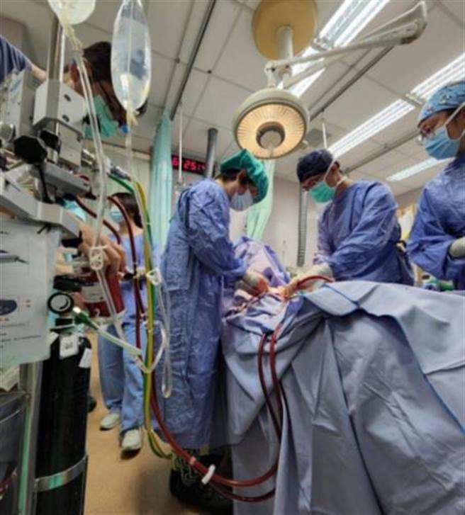 澄清医院中港院区心臟外科主任吴慧中表示，该院从2022年7月开始将叶克膜战车开进急诊，遇紧急需求5分钟内就可移动ECPR。（澄清清医院提供／冯惠宜台中传真）