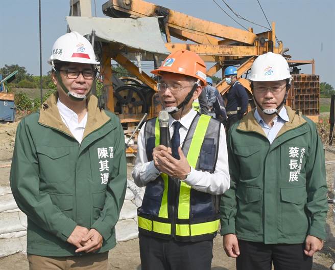 民進黨代理主席陳其邁（左）9日說，黨內難免有不同聲音，充分尊重黨員的意見。（林瑞益攝）