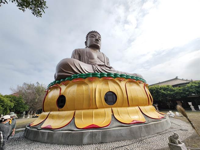 目前雖將鷹架卸下，但大佛內部尚無開放，後續仍配合驗收程序，再移交大佛風景協會，最後將神尊請入，才會舉辦落成儀式。（吳建輝攝）