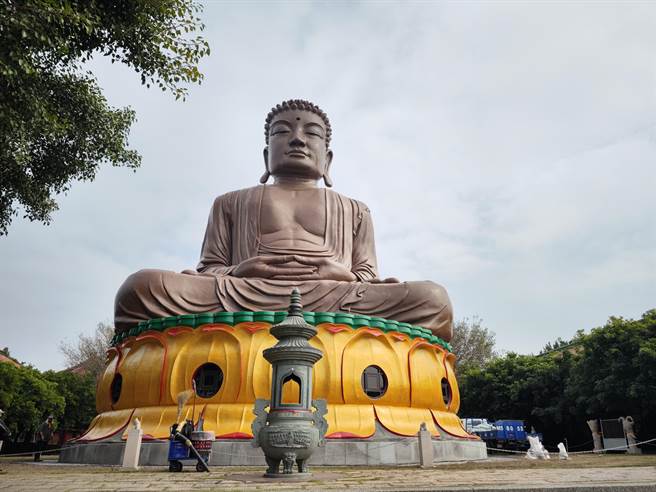 工作人員仍在現場施工，待驗收後大佛內部才會逐步開放。（吳建輝攝）