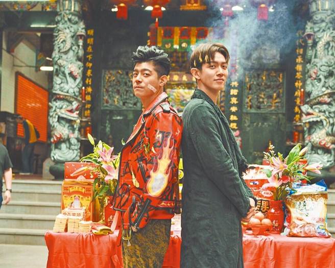 影集《乩身》由柯震东（右）跟王柏杰主演，今竟传出演员受伤意外。（Netflix提供）