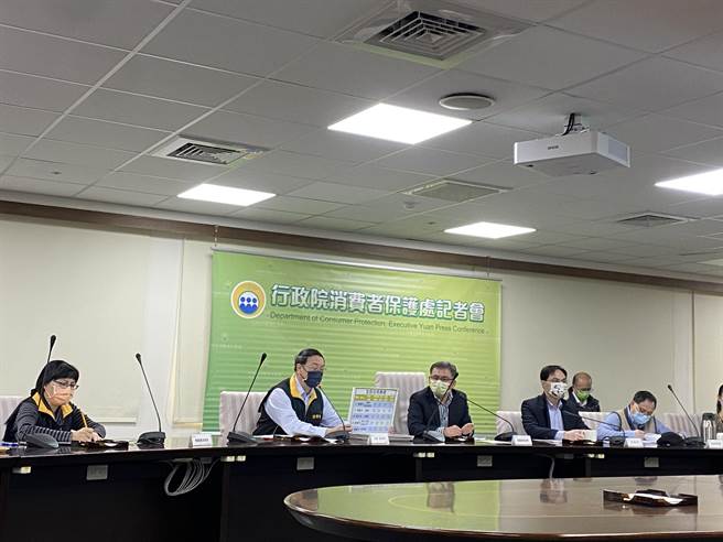 王德明表示，每年停车场平均消费纠纷为300多件，民眾停车前应确认场内有张贴停车场登记证、场外清楚标示停车费率与管理规范、营业时间、收费标准、收费方式及联络电话等资讯；另为便利身障者及落实照顾妇幼，汽车驾驶人如达规占用专用停车位，将依法处600元至1200元罚锾。（李柏澔摄）