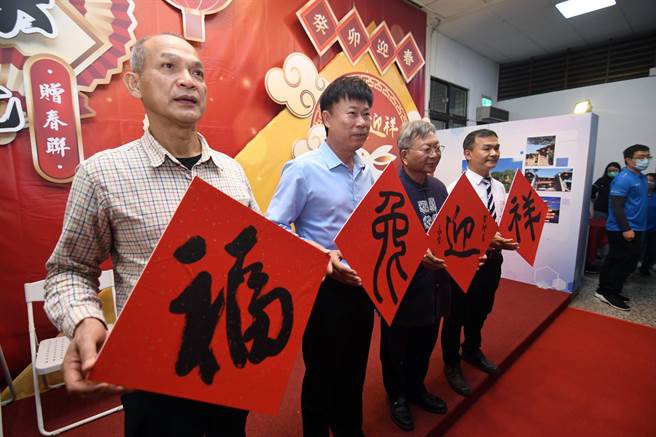 台东市公所今天举行「2023福兔迎祥 癸卯迎春名家挥毫赠春联」活动。（庄哲权摄）