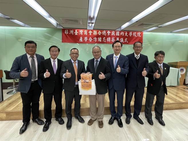 龙华科大协助海外台商转型升级，并解决人才和技术问题，成为挹注台商关键力量。(龙华科大提供)