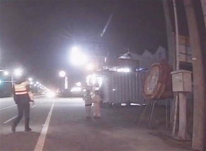 大甲区寒夜中2位走失的小兄妹无助徘徊路口，暖警助重返母亲温馨怀抱。(警方提供)