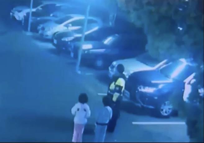 大甲区寒夜中2位走失的小兄妹无助徘徊路口，暖警助重返母亲温馨怀抱。(警方提供)