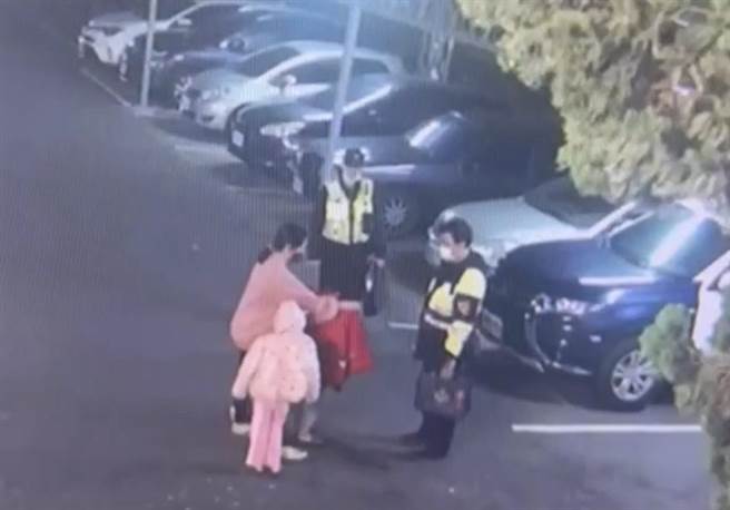 大甲区寒夜中2位走失的小兄妹无助徘徊路口，暖警助重返母亲温馨怀抱。(警方提供)