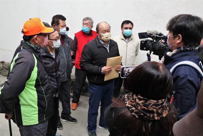 国民党黄国荣前党部主委叶德馨9日上午在6、7人簇拥下，前往党部办公室递交退党声明书。（张茂雄摄）