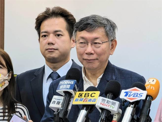 对于台北市长蒋万安喊出推动北市路平专案，前台北市长柯文哲（右）表示，他卸任前编列较多铺设马路预算，因此民眾今年才会看到较多相关工程。（张志康摄）