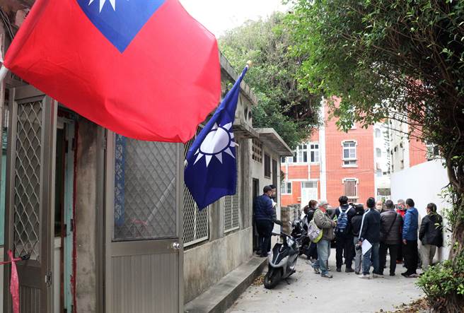 澎湖八百壮士成员气愤说，叶德馨找记者作秀、搏版面，把自己弄得好像是被害人一样，国民党最好趁此机会「清党」，如此才会有浴火凤凰重生的可能。（张茂雄摄）