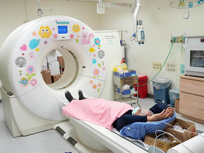 长者进行检查。(黄敬文摄)