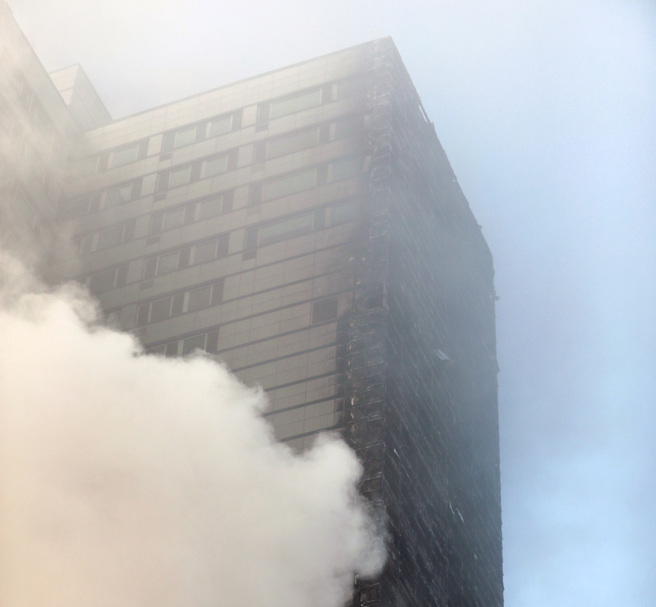 南韓釜山市一棟停車塔9日清晨發生大火。（圖／TPG、達志影像）