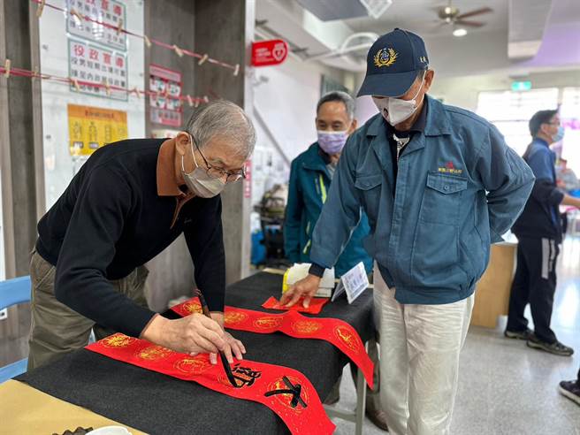 客委会及大安区公昨举办「112年金兔报喜迎好客」挥毫赠春联活动，现场书法名师挥毫赠春联。(台中市政府提供)