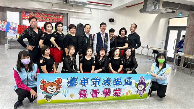 江俊龙、许宏绮与大安区长青学苑舞蹈班成员合影。(台中市政府提供)