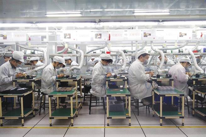 图为河南郑州富士康，工人正在生产线上工作。（资料照／中新社）