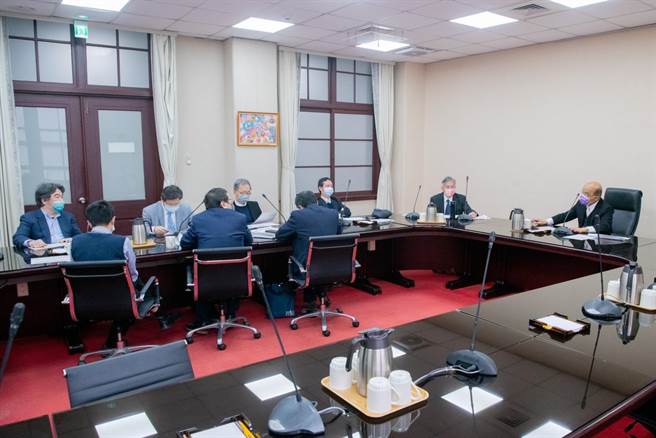 行政院长苏贞昌今上午召开扩大防疫会议。（行政院提供）