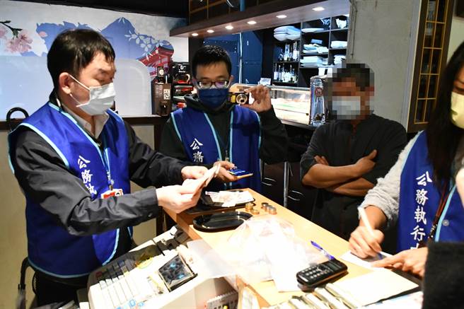 执行人员表示若不缴纳将变卖查扣物品。（翻摄画面）