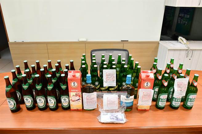 执行人员在潘姓老板经营的日式料理店内查扣酒类。（翻摄画面）★《中时新闻网》关心您：饮酒过量，有碍健康。酒后不开车，安全有保障！