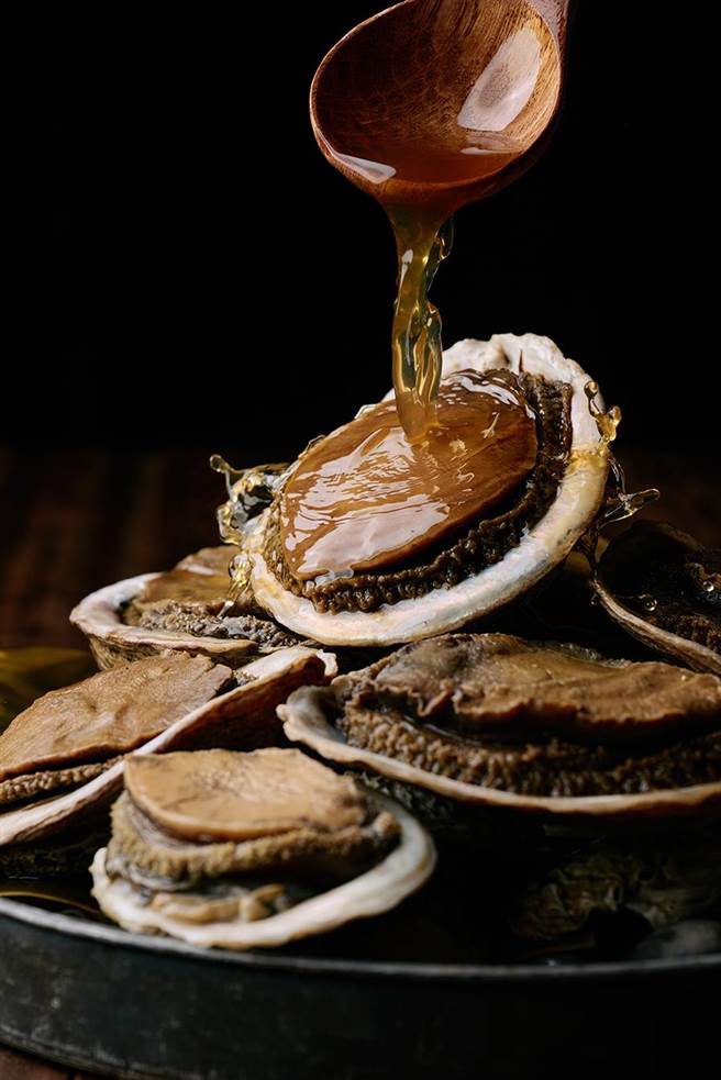 「矶煮南非・活体鲍鱼」250g，880元。（四行仓库提供）