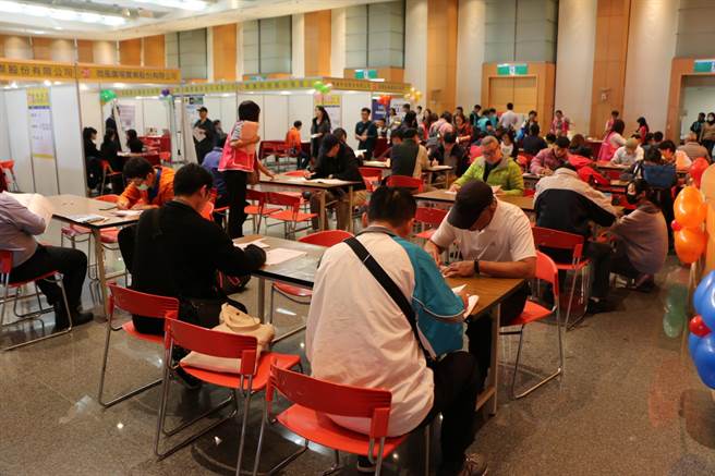 新北市就业服务处将于11日上午10时至下午2时，在市府6楼大礼堂举行「新北市暖冬就业博览会」。（新北市劳工局提供）