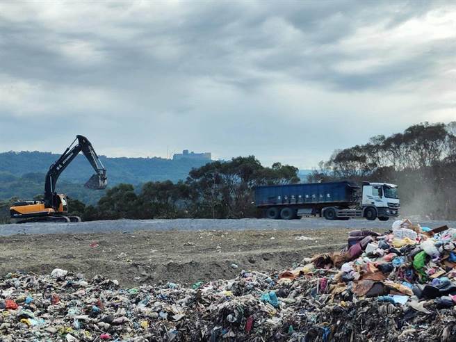 通霄鎮掩埋場近日不斷有大車進出，載運再生粒料進場。（通霄鎮公所提供／李京昇苗栗傳真）