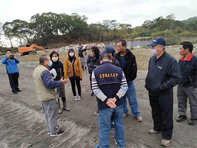 張可欣接獲通報，邀集鎮代會主席徐淑雲、多位鎮代等人共同到現場勘查。（通霄鎮公所提供／李京昇苗栗傳真）