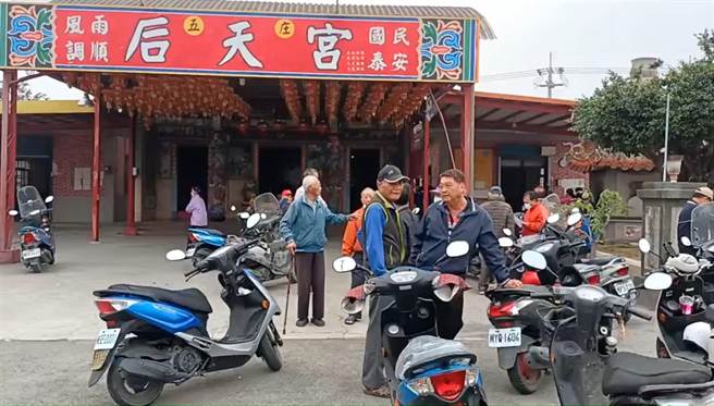 当地村民表示，先前已经有150几位村民到警局做笔录，9日最后一批约50民村民齐聚后天宫完成笔录，并在神明面前发誓，高喊「神明作主，我没买票」。（民眾提供）