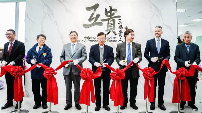 县长杨文科（中左）、联电荣誉副董事长宣明智（中）等贵宾，为互贵兴业竹北厂开幕剪彩。（罗浚滨摄）