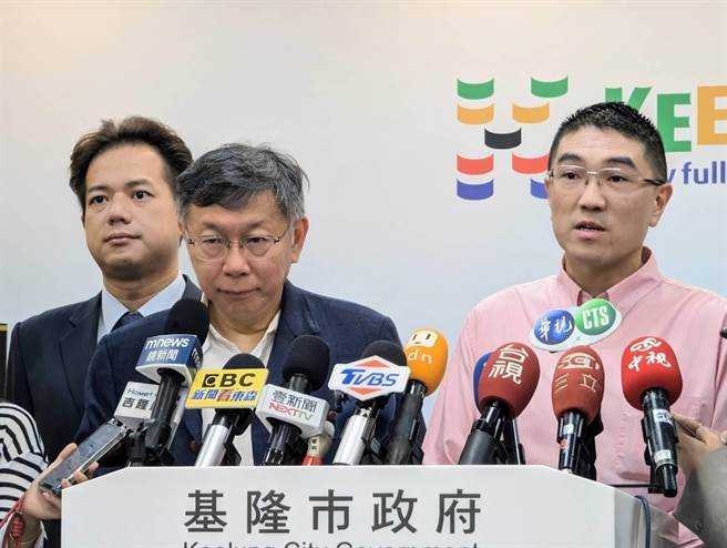 基隆市长谢国梁（右1）感谢前台北市长柯文哲（左2）与他分享执政及推动智慧城市的经验。（张志康摄）