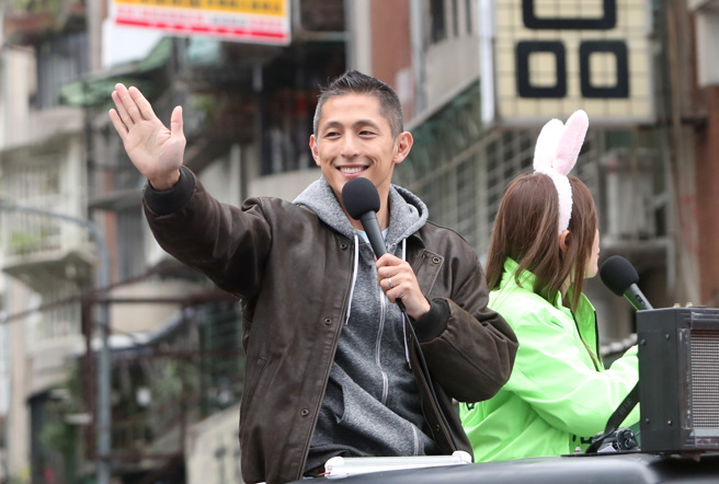 从「农妇围绕」到「被讥农包」 吴怡农为何输给王鸿薇？（郑任南摄）