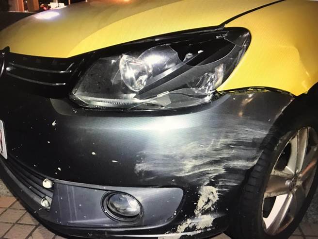 有驾驶反应不及撞上突然衝出马路的梅花鹿，所幸只有车辆左前保险杆受损，人无受伤。(警方提供)