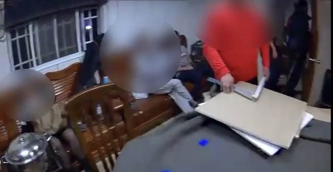 新竹市警方发现有人以竹科园区县市交界处的停车场掩人耳目，实际在铁皮屋内经营地下天九牌赌场。（警方提供／陈育贤新竹传真）