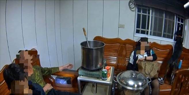 警方破获的这间天九牌赌场还相当「贴心」，怕赌客天冷手冻僵不好拿牌，还备了一大锅姜母鸭供赌客取暖食用。（警方提供／陈育贤新竹传真）