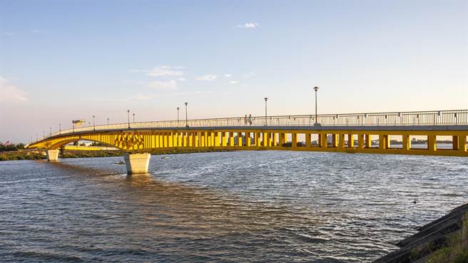 竹北市公所争取中央前瞻经费，新建凤山溪水月桥，供自行车和民眾通行。（罗浚滨摄）