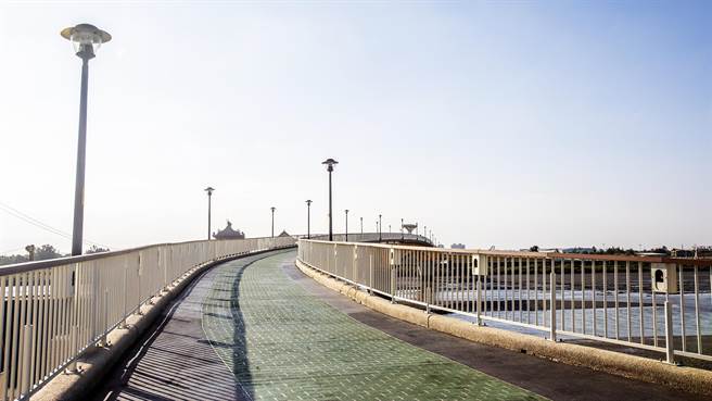 竹北市公所争取中央前瞻经费，新建凤山溪水月桥，南接新竹南寮渔港，北至竹北新月沙滩。（罗浚滨摄）