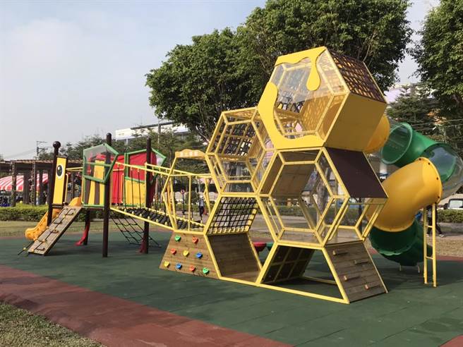 台中太平建国里建国公园「蜜蜂及蜂巢共融游具」，该游具以蜜蜂及蜂巢为意象，兼具游憩和行销太平农特产品蜂蜜的功能。（台中市太平区公所提供／冯惠宜台中传真）