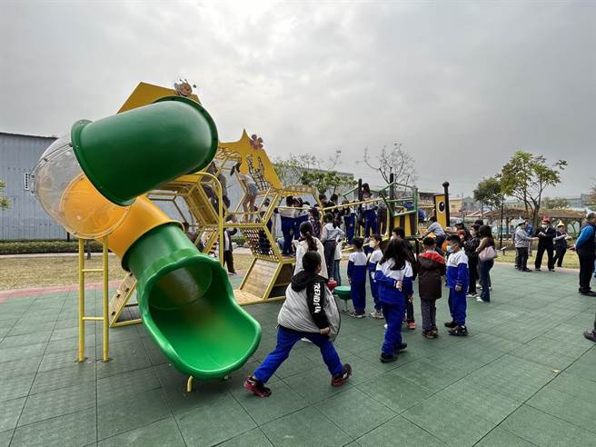 台中太平区建国公园「蜜蜂及蜂巢共融游具」 9日盛大启用，区公所邀请建平国小学童一同试玩及体验新设游具设施。（台中市太平区公所提供／冯惠宜台中传真）