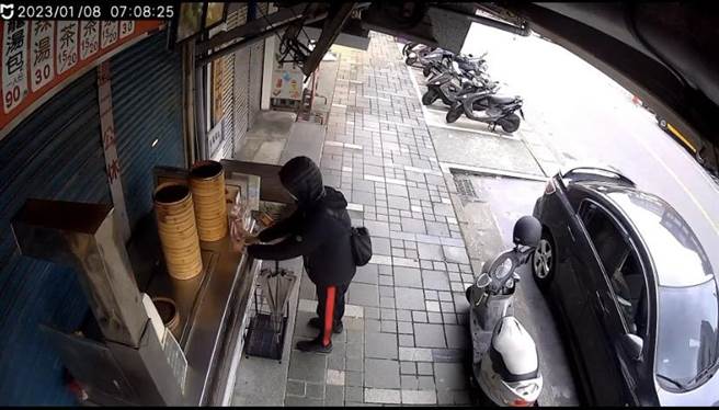 1名可疑男子以徒步方式，偷走放置在店家前的捐錢箱，估計箱內約有2000元現金。（民眾提供／吳佩蓉宜蘭傳真）