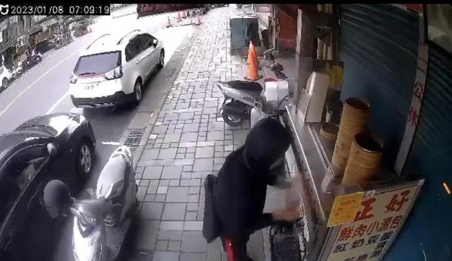 1名可疑男子以徒步方式，偷走放置在店家前的捐錢箱，估計箱內約有2000元現金。（民眾提供／吳佩蓉宜蘭傳真）