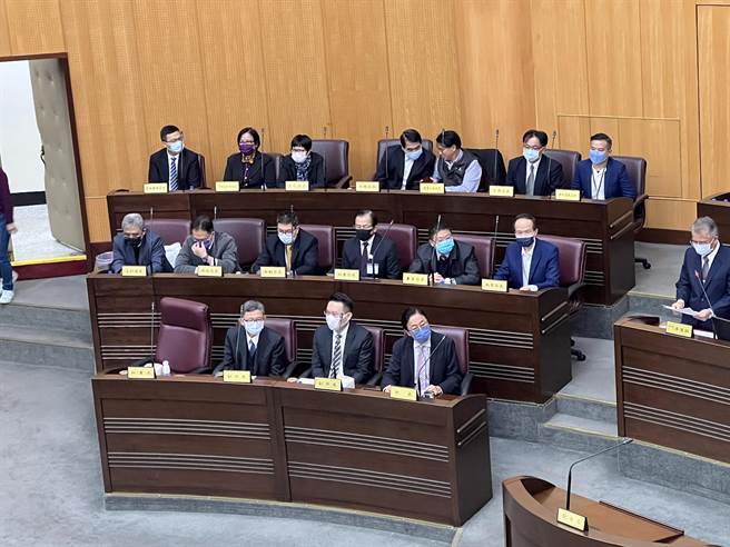 市长张善政(前排右一)率市府团队列席。(蔡依珍摄)