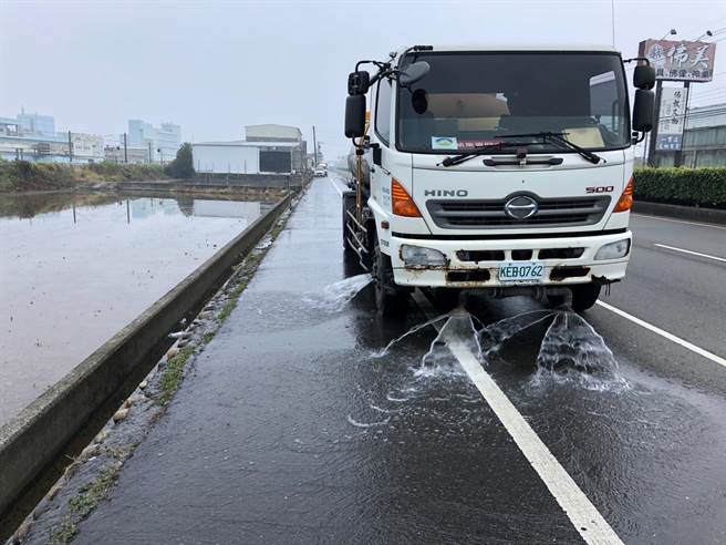 云林县空品亮红、橘色警报，环保局执行道路洗扫作业。（云林县政府环保局提供／张朝欣云林传真）