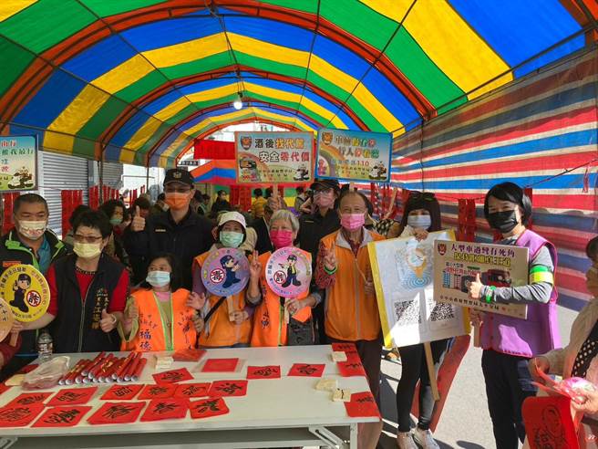 太平警分局犯罪宣导团日前结合太平新高里福德正神祠日前举办「岁末关怀弱势、义诊及春联挥毫」活动进行宣导。（太平警分局提供／冯惠宜台中传真）