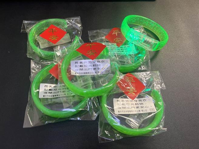 太平警分局拿出反光平安手环当宣导品。（太平警分局提供／冯惠宜台中传真）